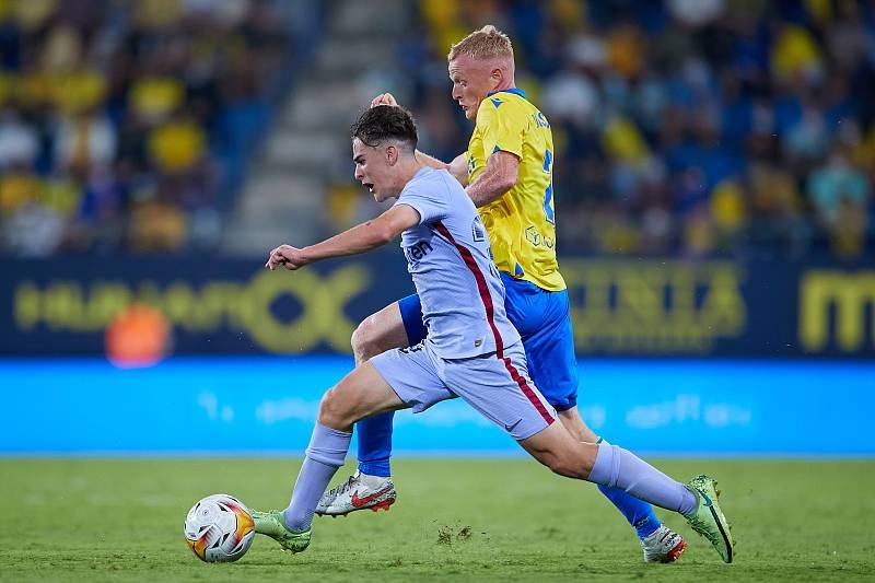 包含荷甲赛程吃紧，新疆广汇关键时刻造点机会，引发热议，身体对抗强度拉满的词条